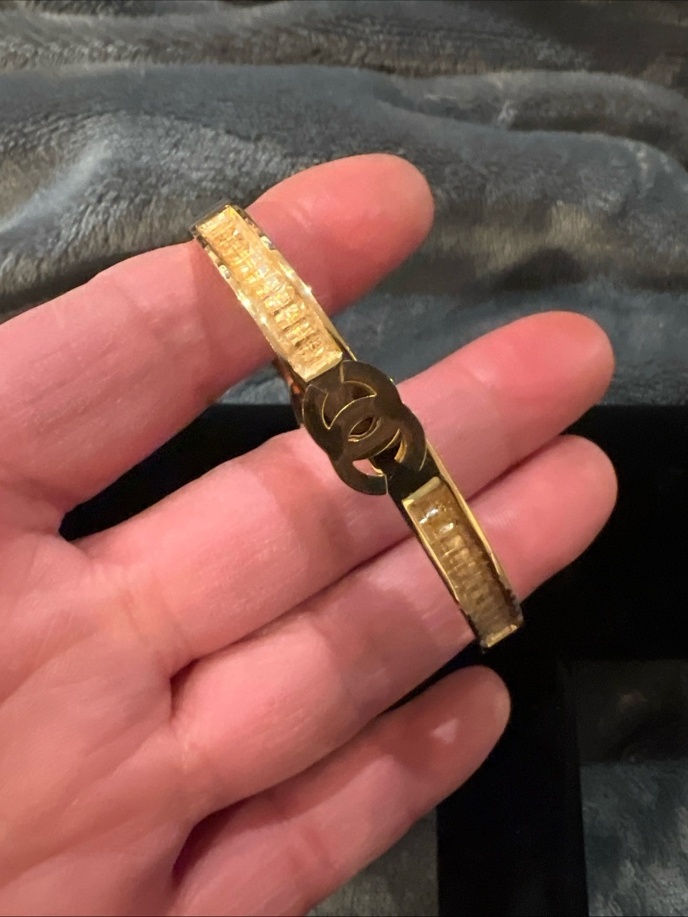 Inspired Emblem Textured Bangle - Picture 4 of 4